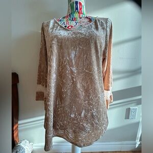 💥SALE💥Figueroa & Flower gold crushed velvet top with lace details